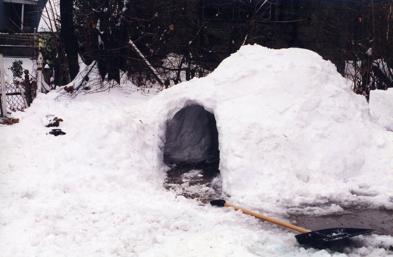 How Do You Make A Shelter In A Snowy Environment?